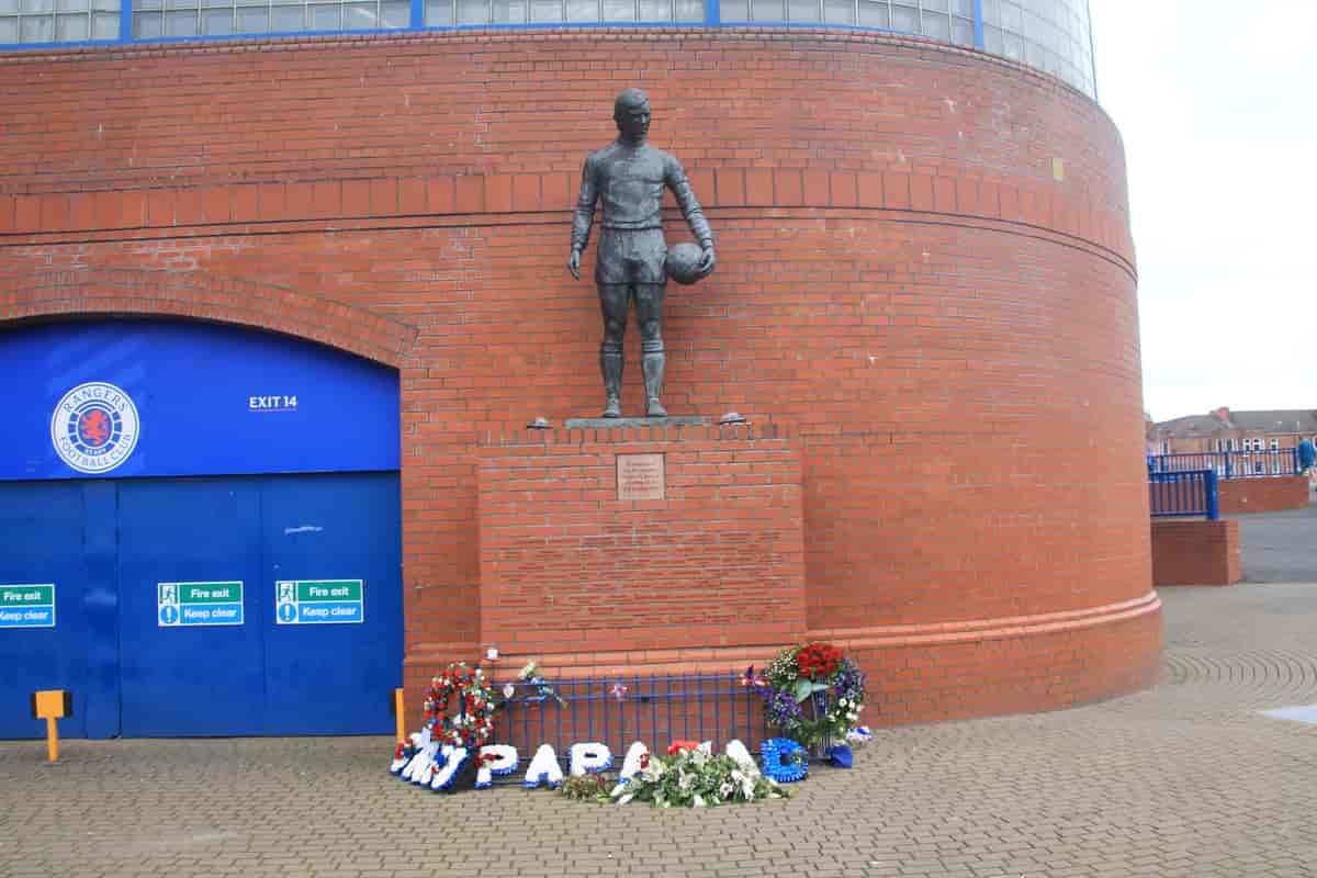 Statue av John Grieg (en av Rangers største profiler gjennom historien). Under statuen er minnesmerke for de omkomne etter kampen som ble spilt mellom Rangers og Celtic i 1971, der 66 personer mistet livet.