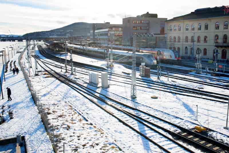 Persontog og flytog på Drammen stasjon