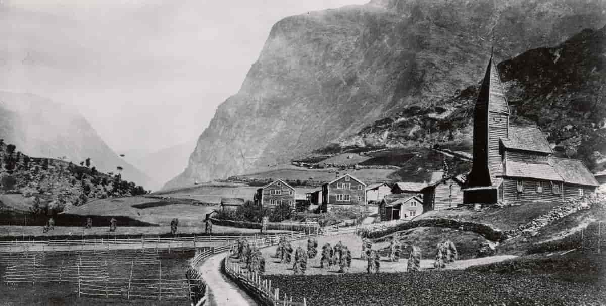 Fortun stavkirke i 1873, før flytting til Bergen