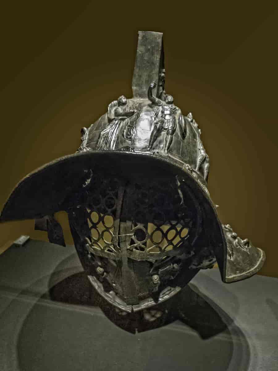 Gladiator-hjelm fra det første århundre evt., men scener fra den trojanske krig