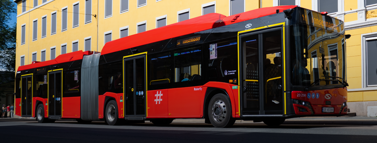 Buss passerer bygård i Oslo