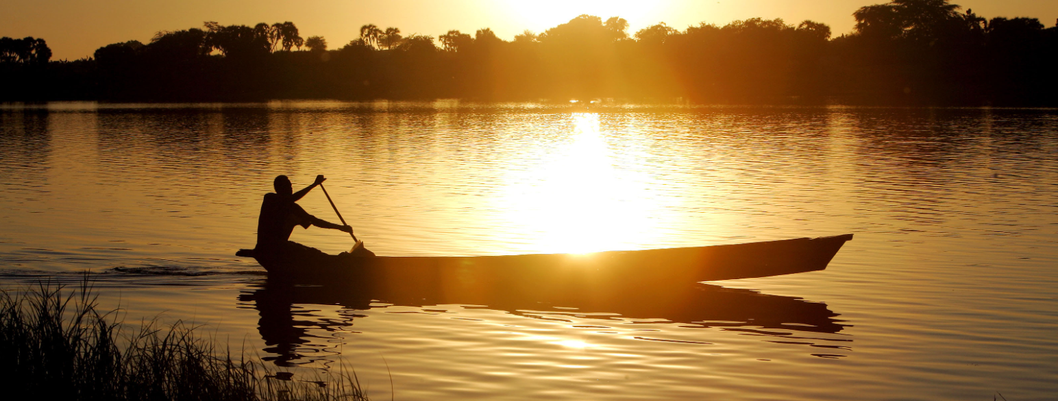 En fisker padler kano på Tsjadsjøen