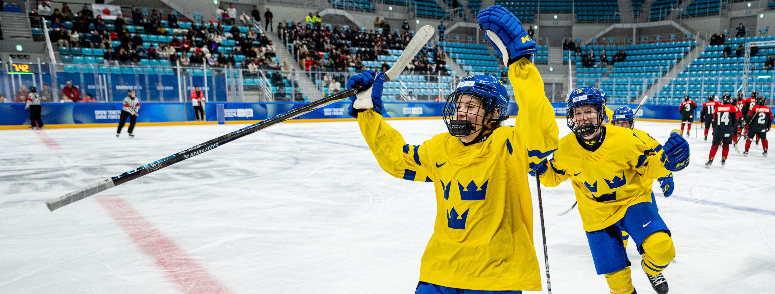 Ishockeyspiller jubler på isen etter å ha scoret et mål