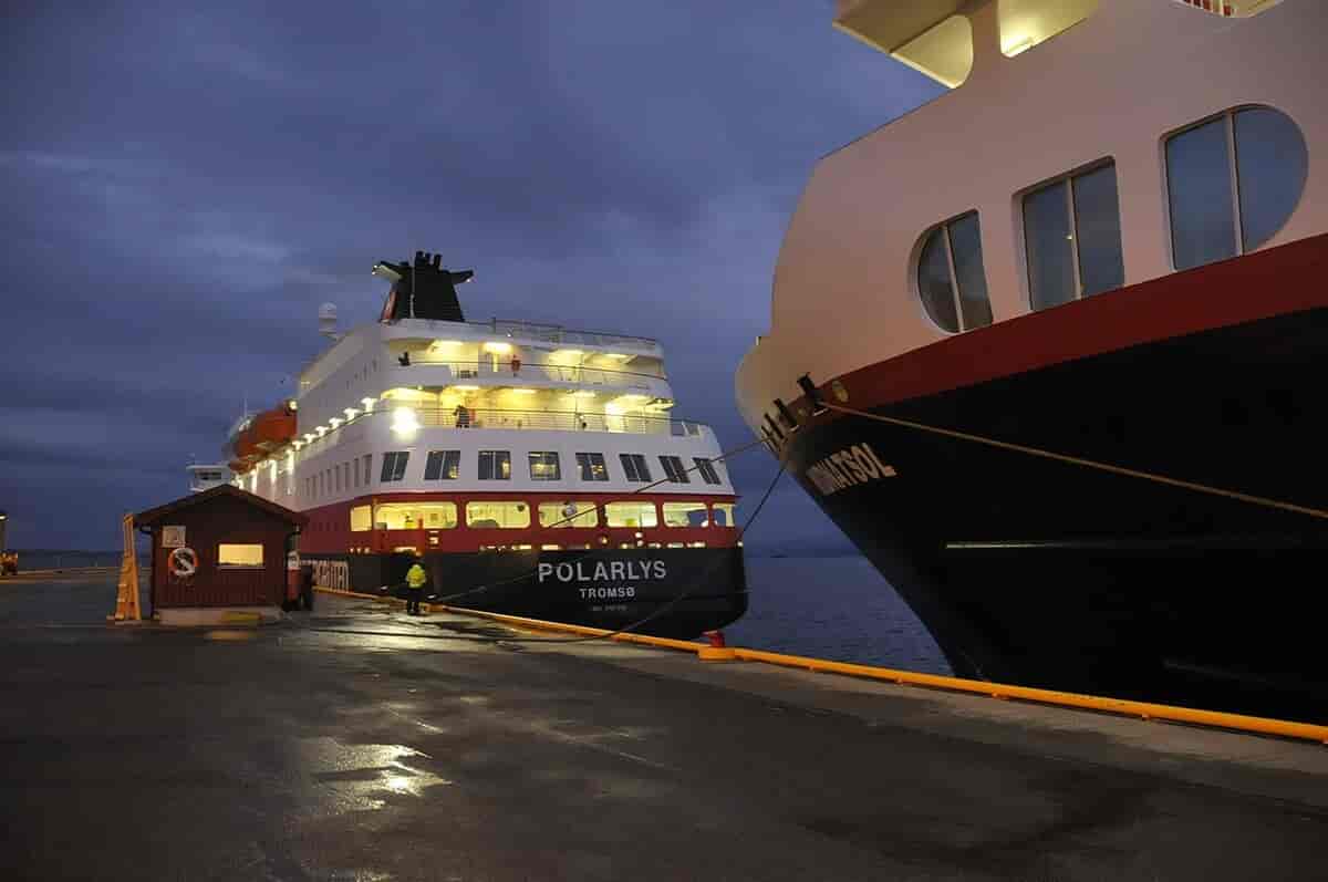 Hurtigrutens skip "Polarlys" og "Midnatsol" på havna i Harstad