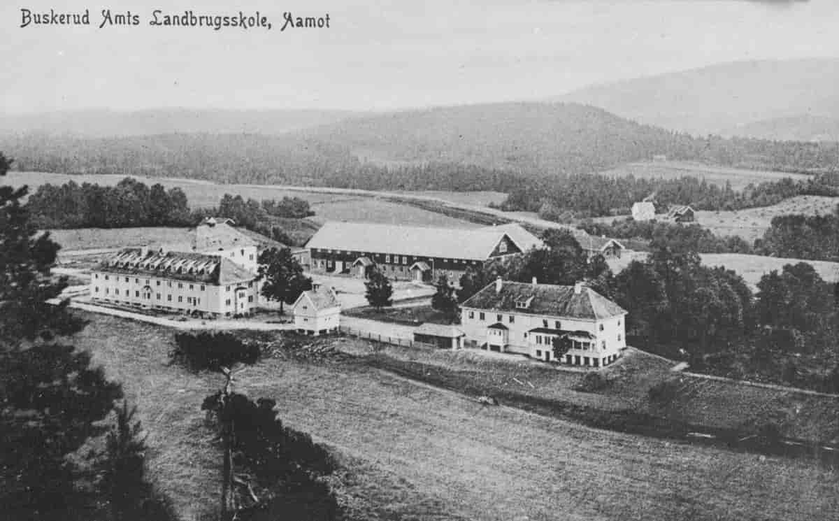 Buskerud hovedgård med Buskerud amts landbruksskole fotografert før 1940