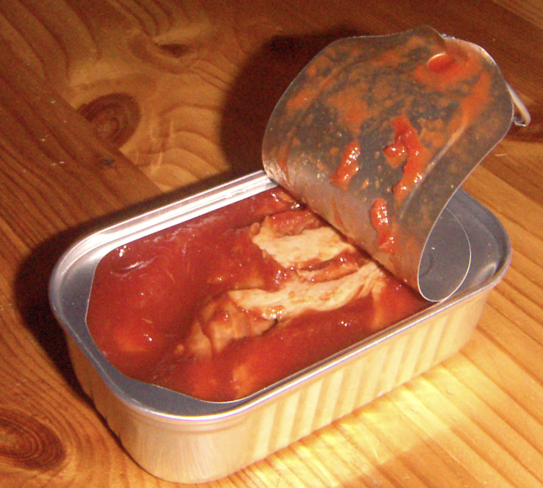 En boks med makrell i tomat.