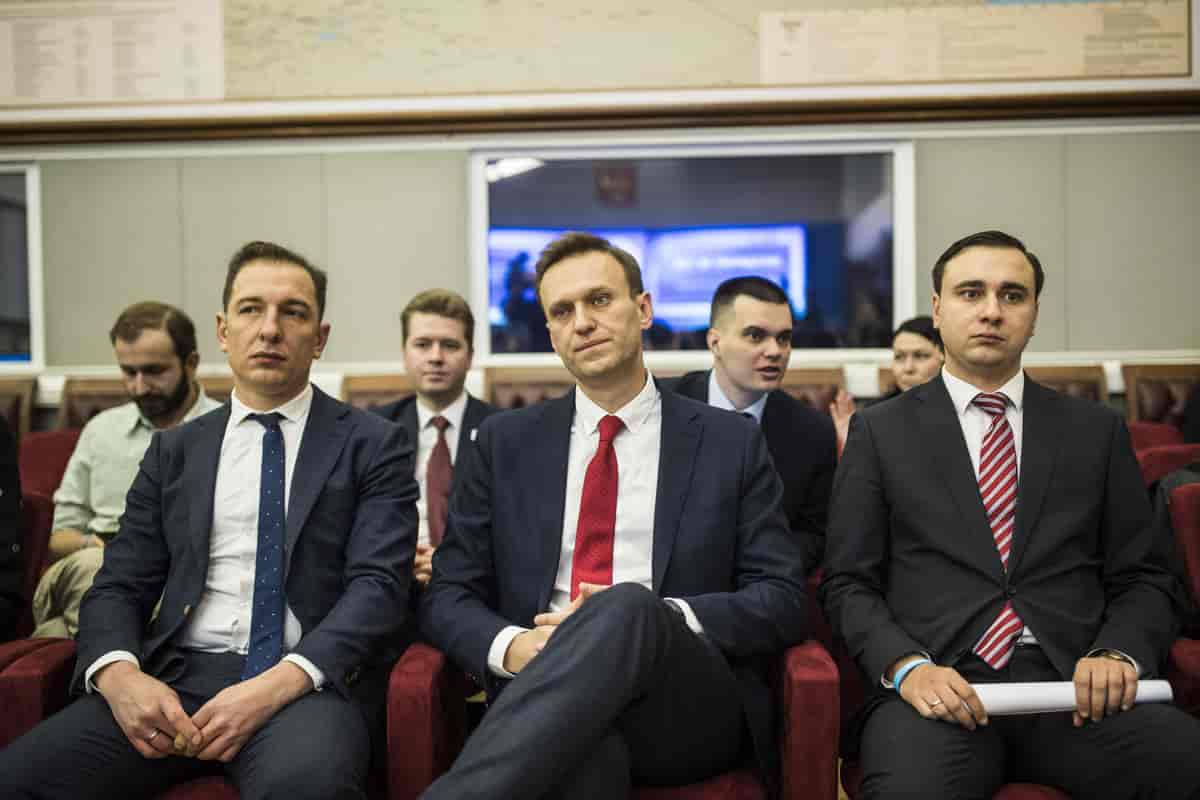Aleksej Navalnyj (i midten) venter på den sentrale valgkommisjonens innstilling i 2017