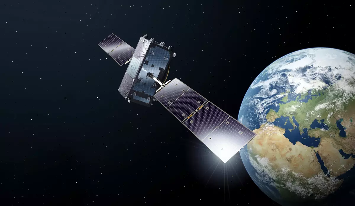 Ein satellitt i verdsrommet, med skjolda vend mot Jorda. Skjolda reflekterer signal frå Jorda, slik at utstyr med GPS kan finne nøyaktig posisjon.