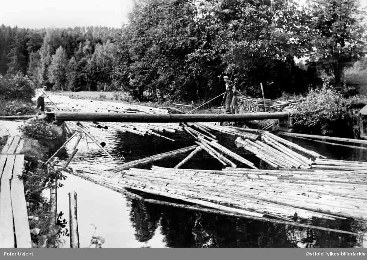 Fløting i Otteid kanal i Marker, Østfold, 1930 eller 1940-åra