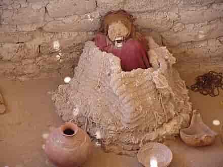 Sjaktgrav med mumie. Nazcakultur. 