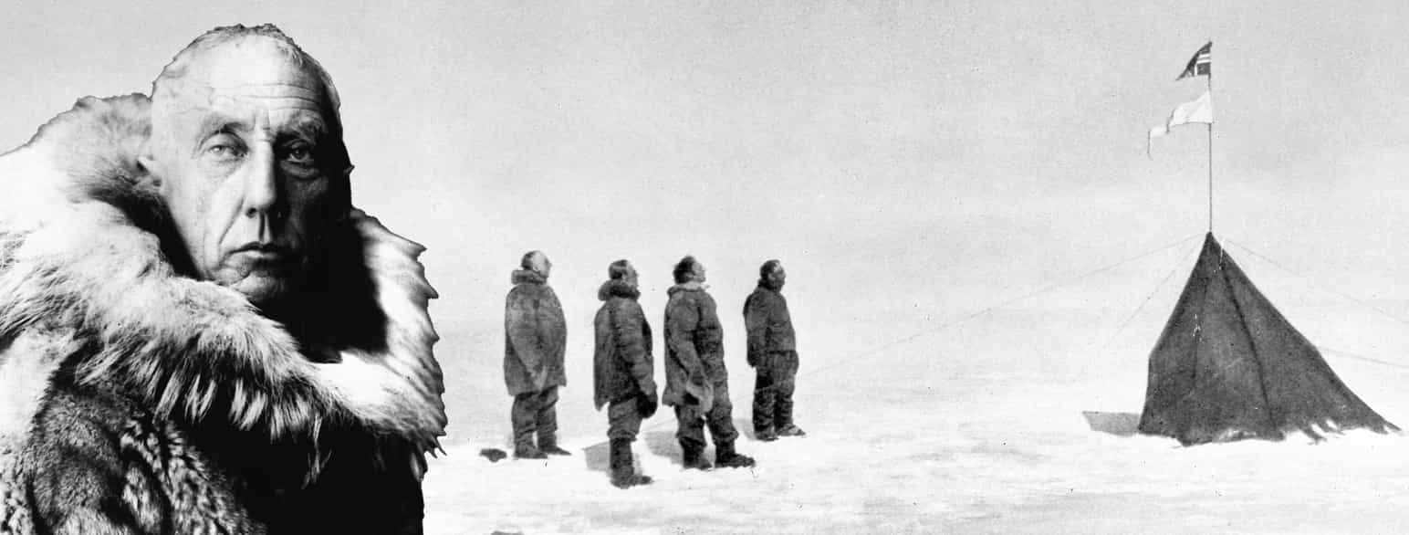 Portrett av Amundsen i forgrunnen. I bakgrunnen er et fire mennesker som står til venstre for et svart telt. I toppen av teltet vaier et norsk flagg.