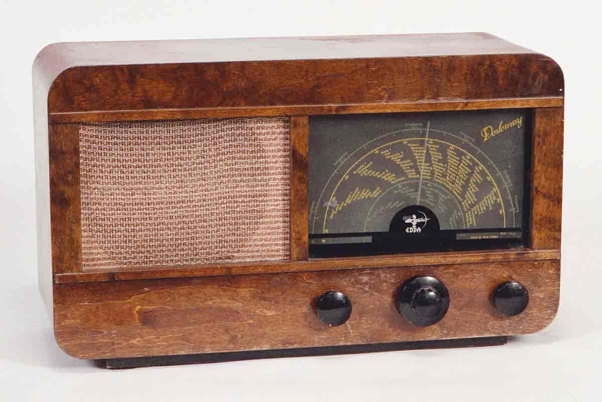 Radioen Veslemøy produsert i 1947, totalt ca. 7200 stk produsert av denne modellen i lit ulike varianter.