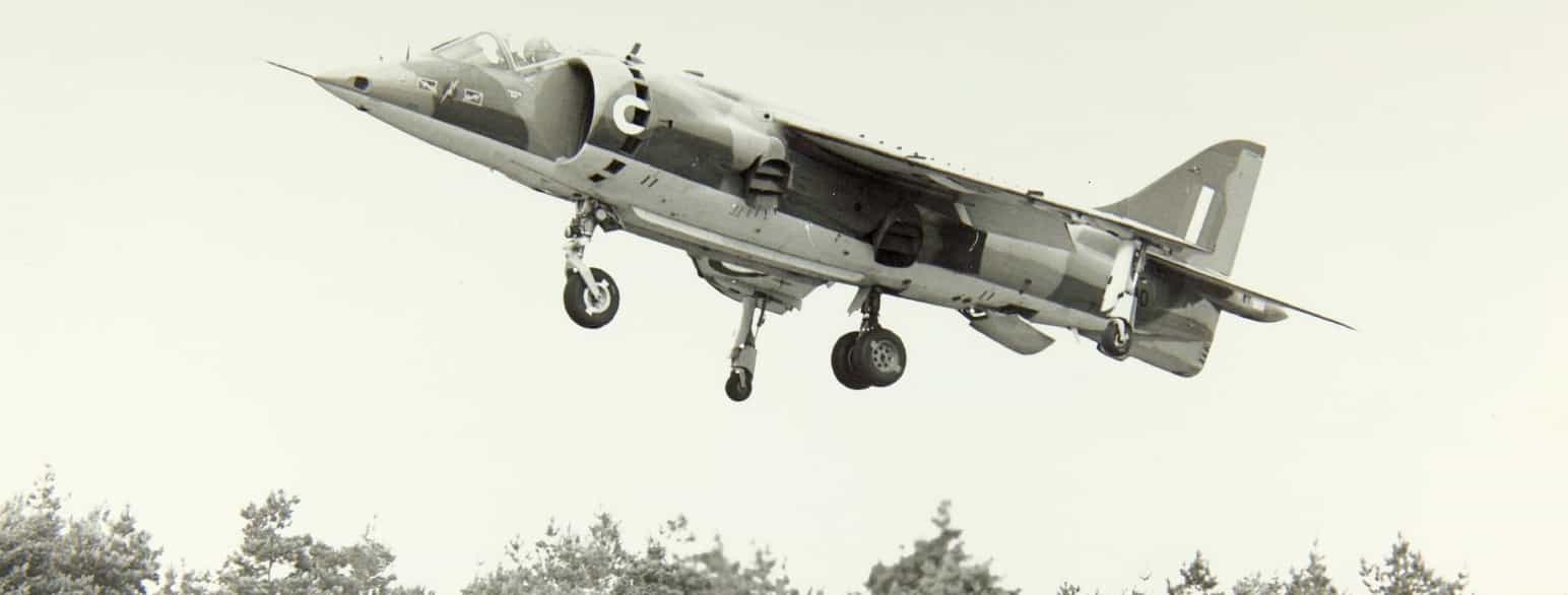 Fotografi av et Harrier-fly i lufta. 