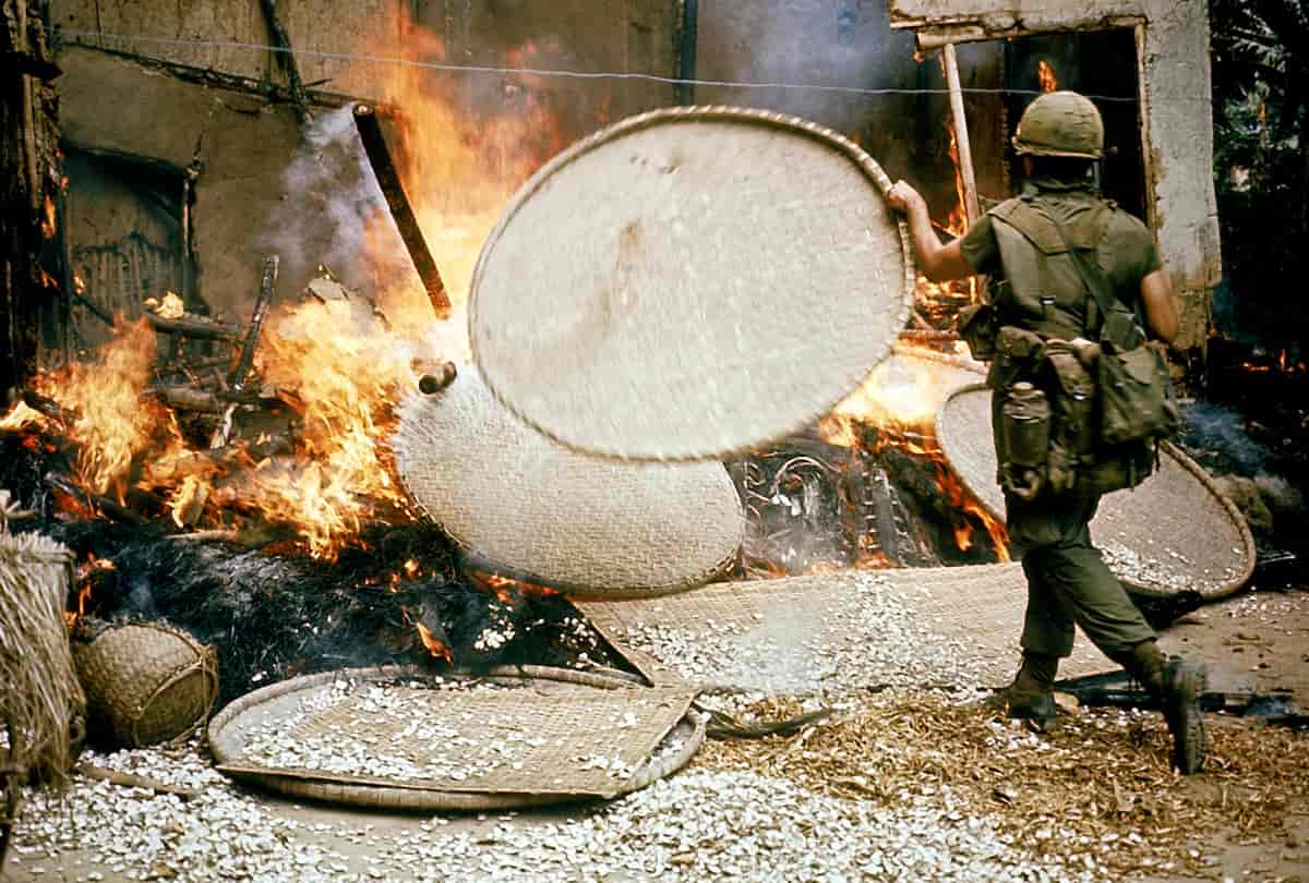 Amerikanske soldater brenner en vietnamesisk bolig i My Lai
