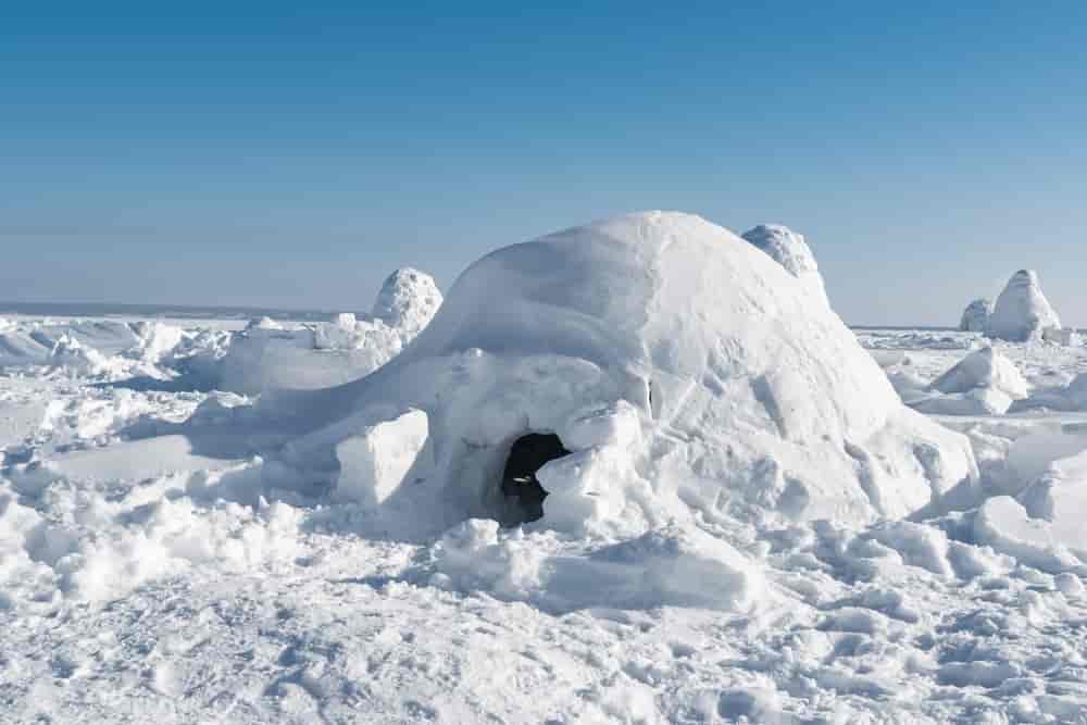 en iglo, bygget av snø