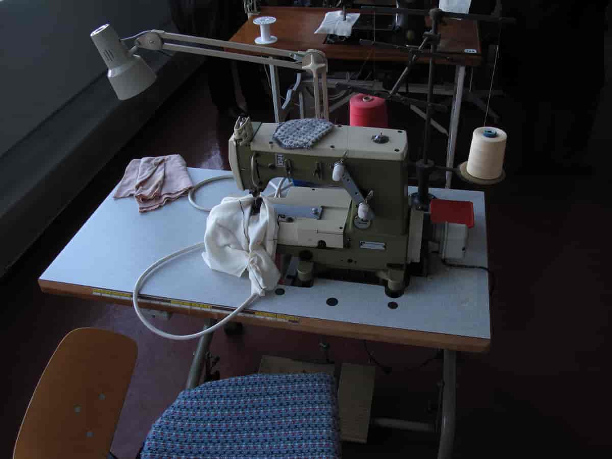 Arbeidsstasjon med symaskin, Salhus Trikotasjefabrikk - Tekstilindustrimuseet, 15. mars 2010