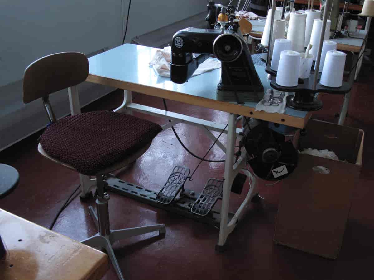 Arbeidsstasjon med symaskin, Salhus Trikotasjefabrikk - Tekstilindustrimuseet, 15. mars 2010