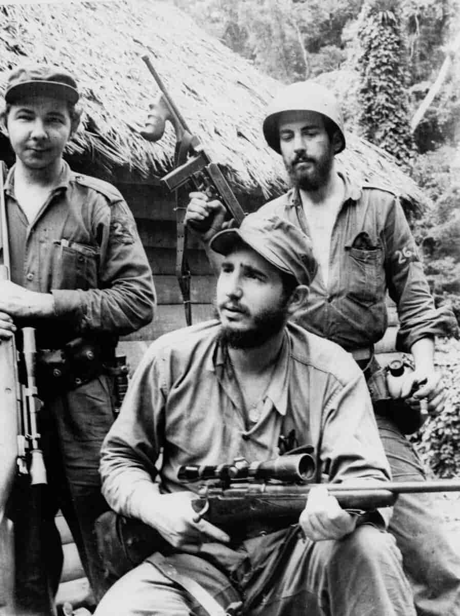 Foto av Fidel Castro i militæruniform, omgitt av medsoldater.