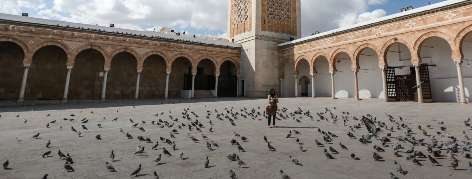 Foto av duer på plassen inne i en moské