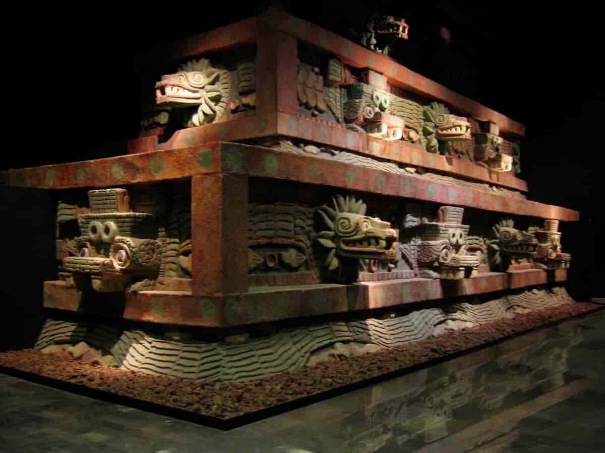 Reproduksjon av detalj av Quetzalcóatls tempel i Citadellet i Teotihuacán