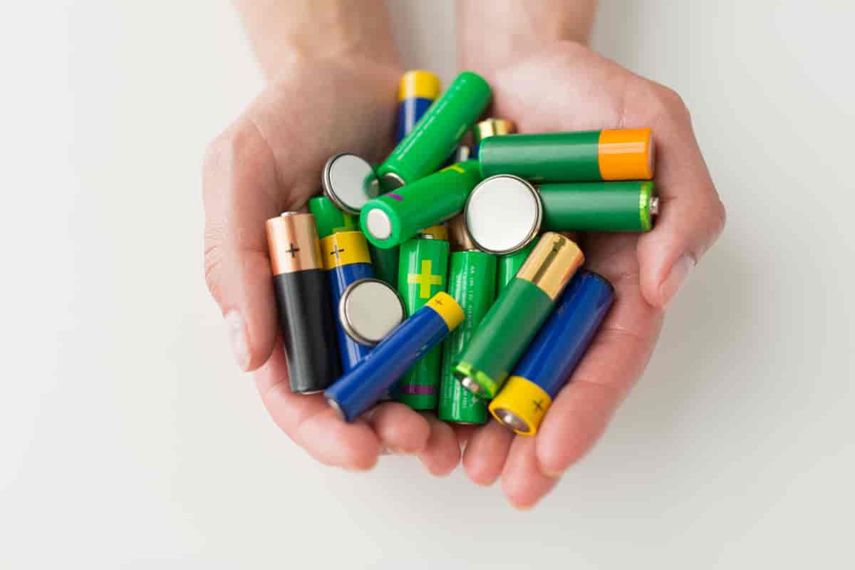To hender som holder flere ulike batterier. Noen er små og runde, noen er avlange og de man vanligvis bruker i for eksempel lommelykter.