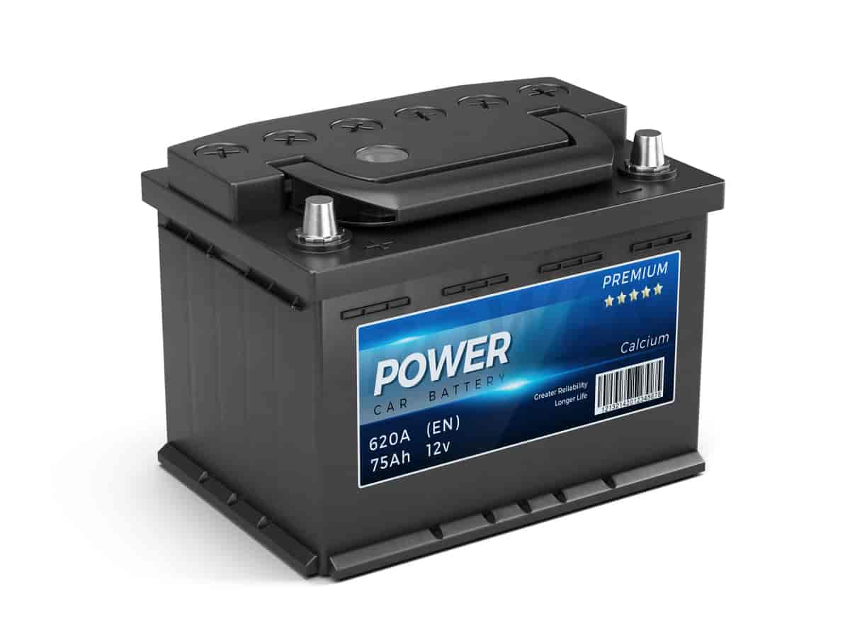 Et svart, firkantet batteri med to metallknotter på toppen. Det ene er +, det andre er -. Det står «Power Car Battery» på siden.