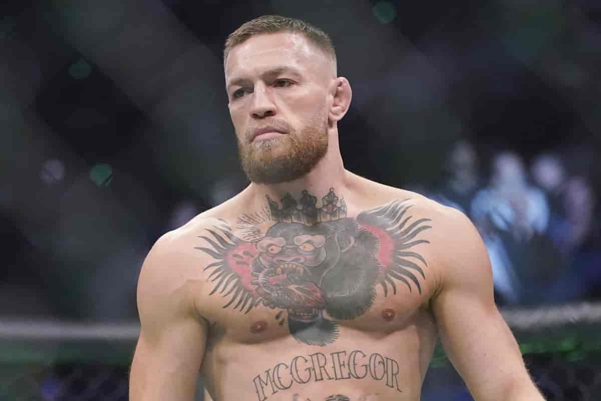 McGregor i bar overkropp med tatoveringer i bokseringen. 