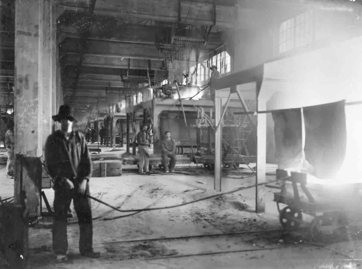 Tapping av ovn i karbidfabrikken, Odda, fotografert i 1910