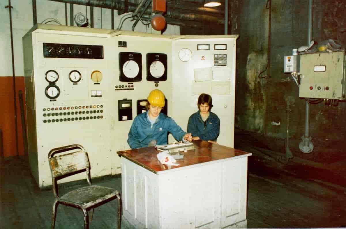 Arbeidsfolk i kontrollrommet på Dicyfabrikken, 1970-åra