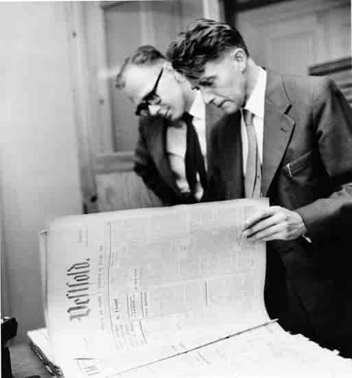 Odd Strømstad og redaktør Øivind Vindal Christensen ved nedleggelsen av avisen i 1958.