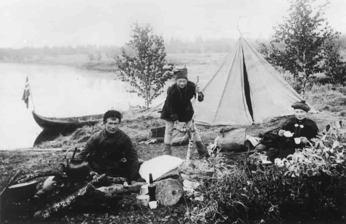 Ellisif Wessel i teltleir, Sør-Varanger, før 1900.