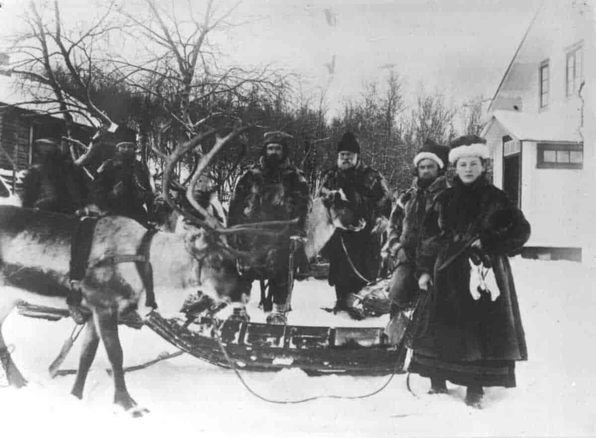 Ellisif Wessel med flere utenfor doktorgården, foto fra 1897