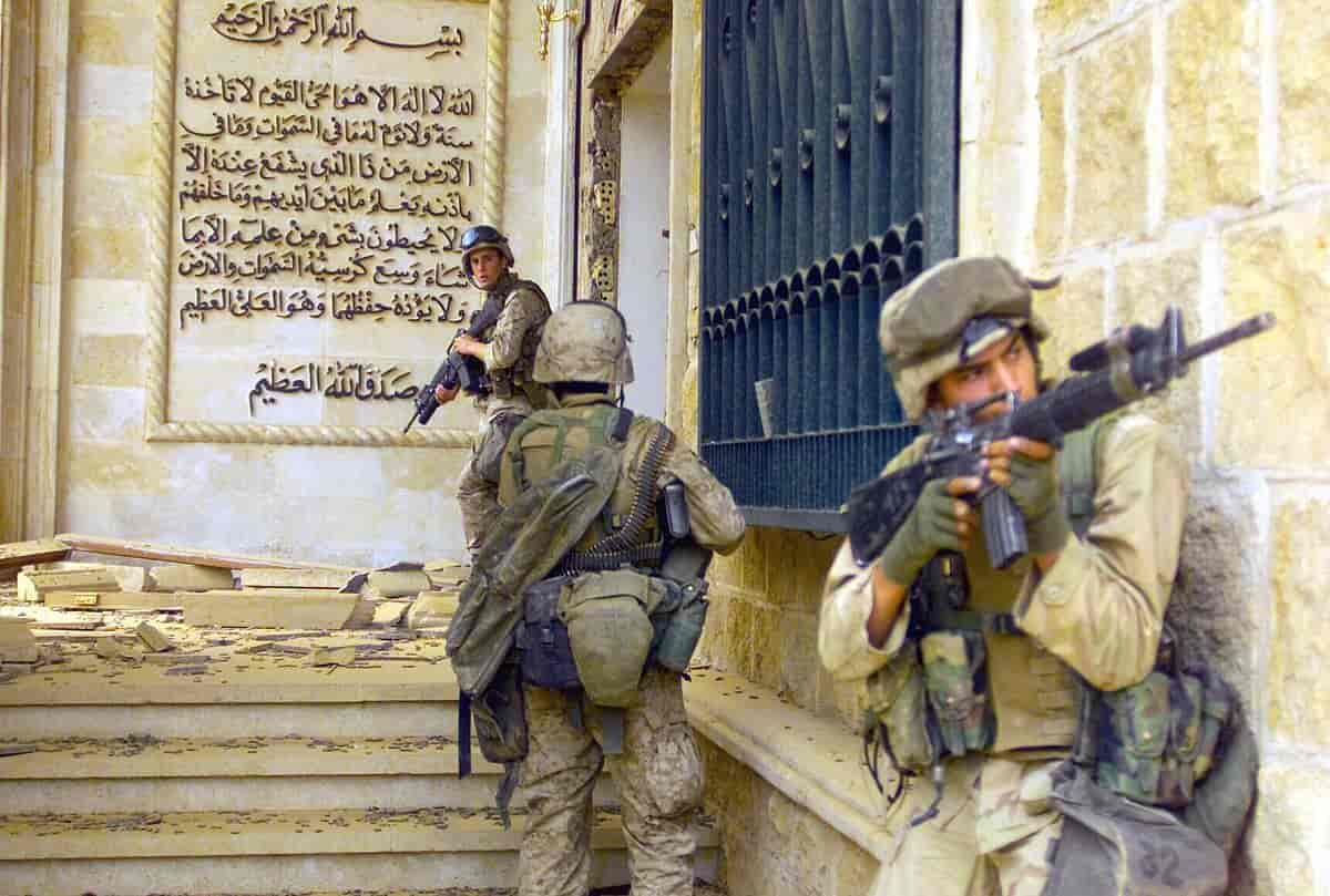 Amerikanske soldater i Saddam Husseins palass, april 2003