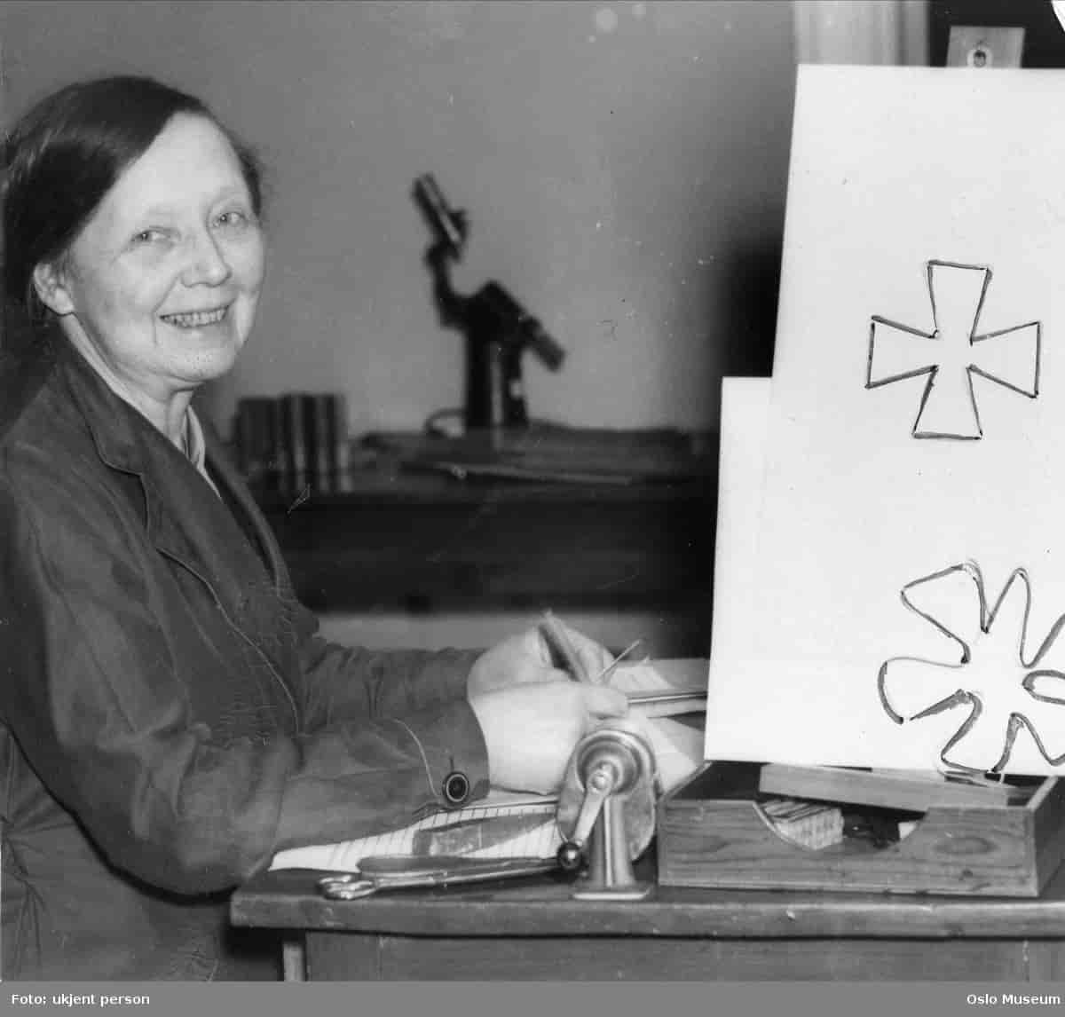 Helga Eng sittende ved skrivebordet, fotografert en gang mellom 1925 og 1935