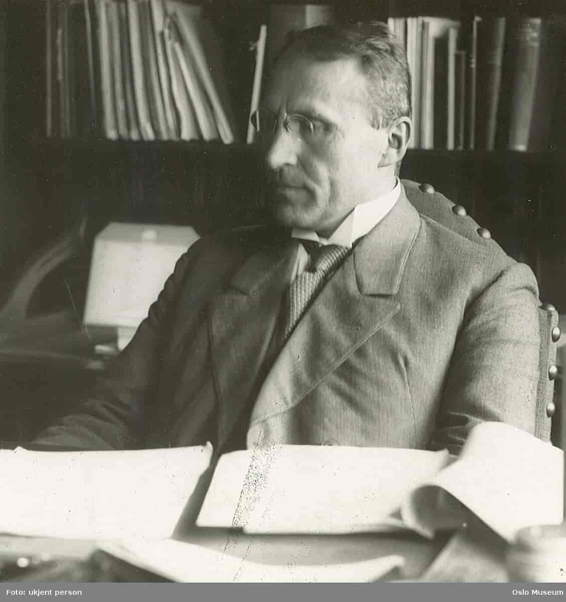 Bernhof Ribsskog ved skrivebordet, fotografert i 1930-årene