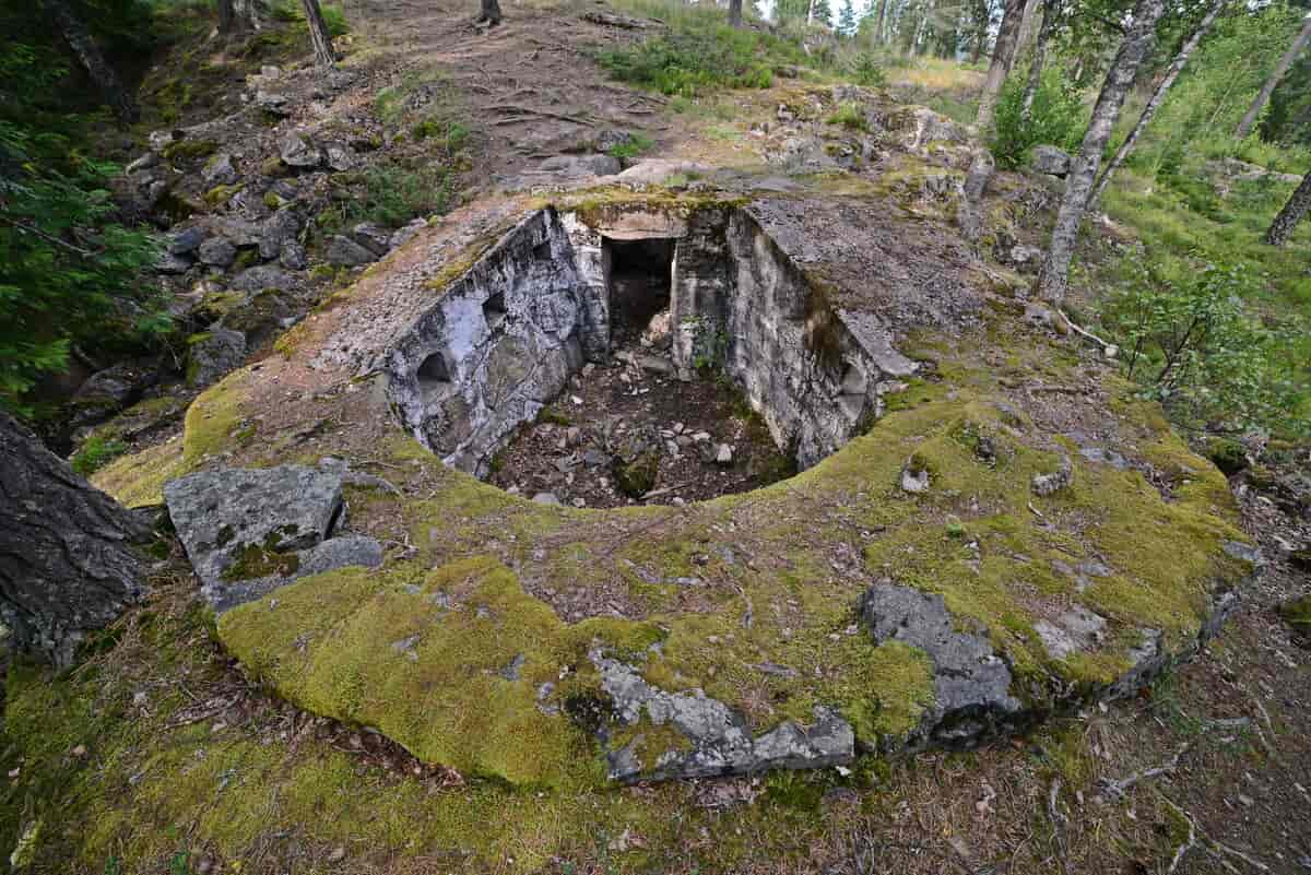 Kaponier (lavt forsvarsverk) ved Urskog fort, Aurskog, foto av ruinene fra 2012