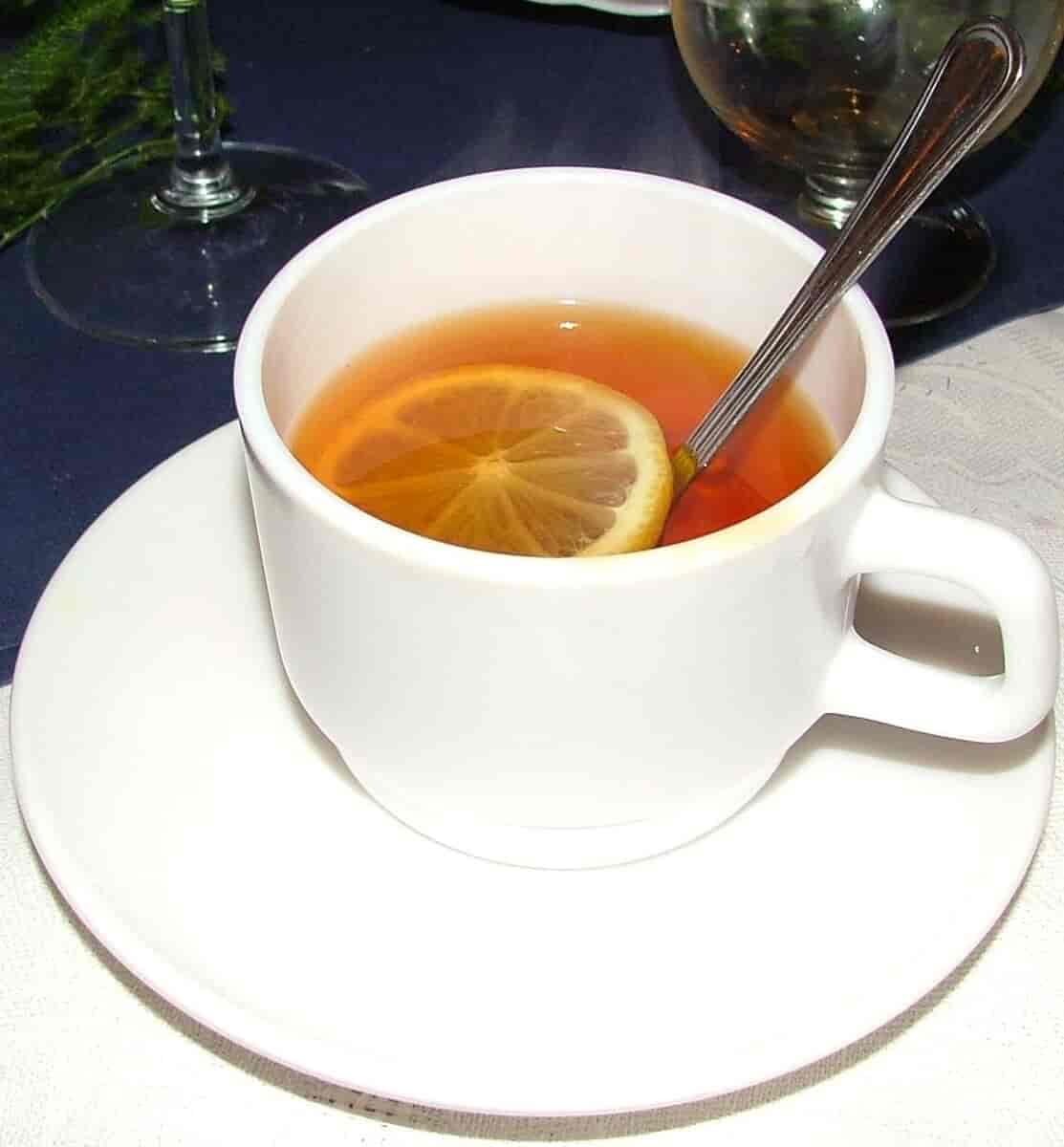 En kopp te med en skive av sitron