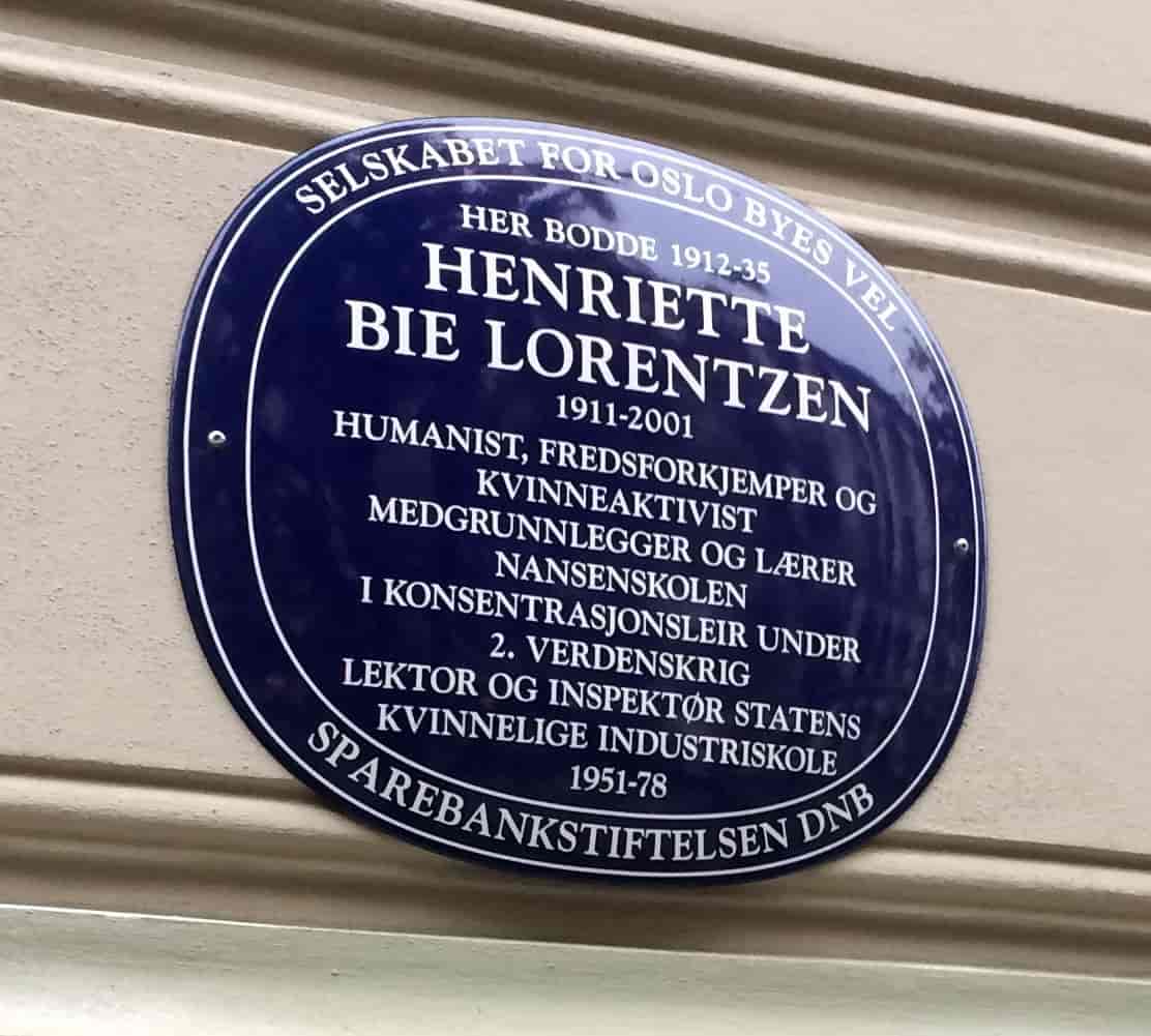 Blått skilt til minne om Henriette Bie Lorentzen, Riddervolds gate gate 9 (Frogner, Oslo)