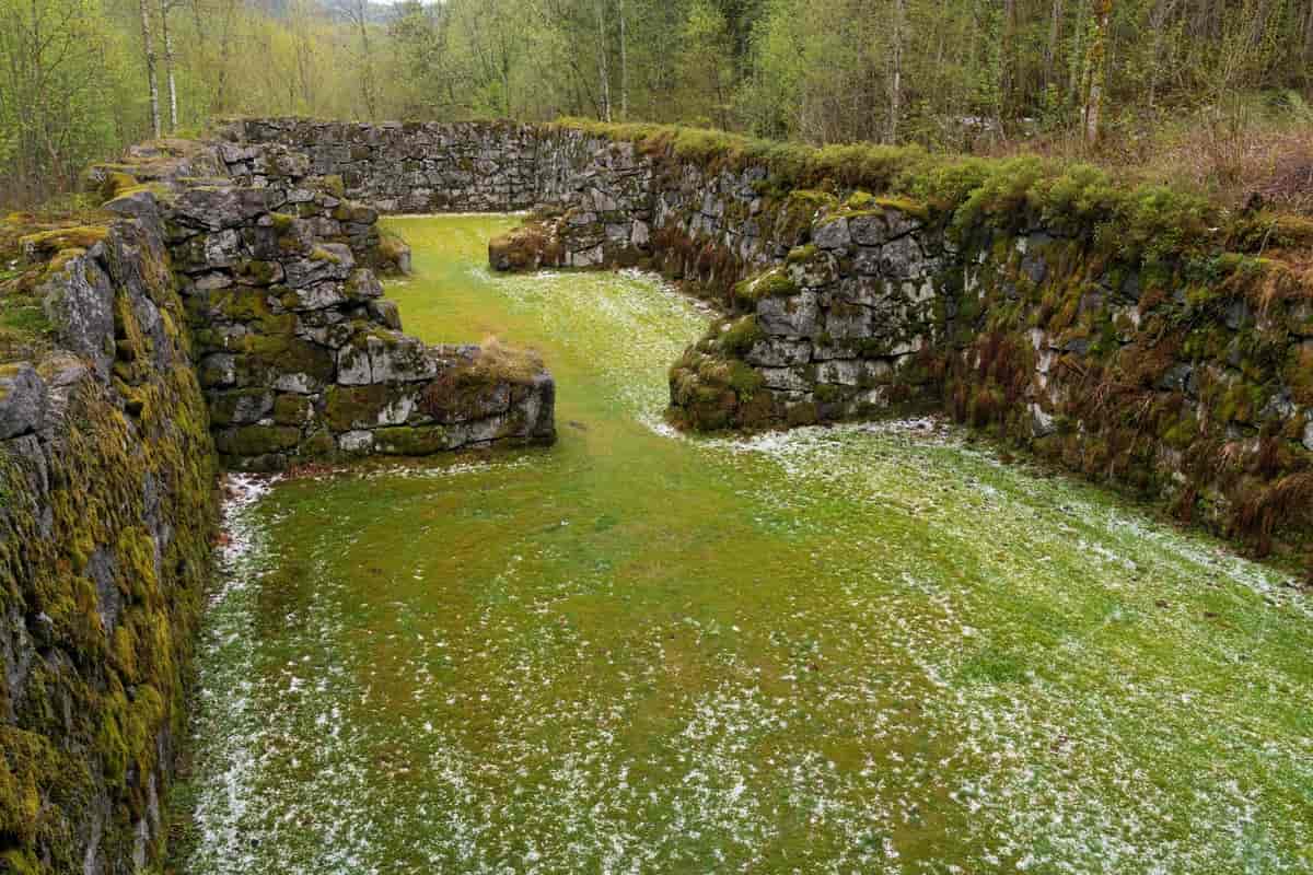 Grunnmurene etter Fritzøe jernverks kullhus på Moholt i Siljan