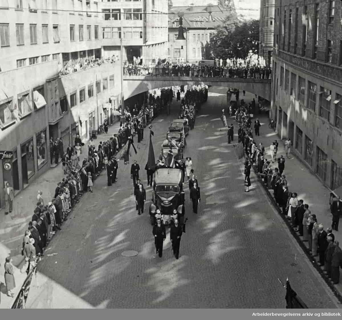 Begravelsen til Viggo Hansteen og Rolf Wickstrøm 14. juli 1945. Gravfølget i Henrik Ibsens gate (Hammersborggata)