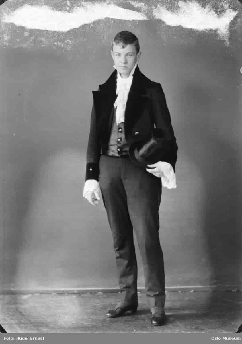Viggo Hansteen som ung, fotografert 1919