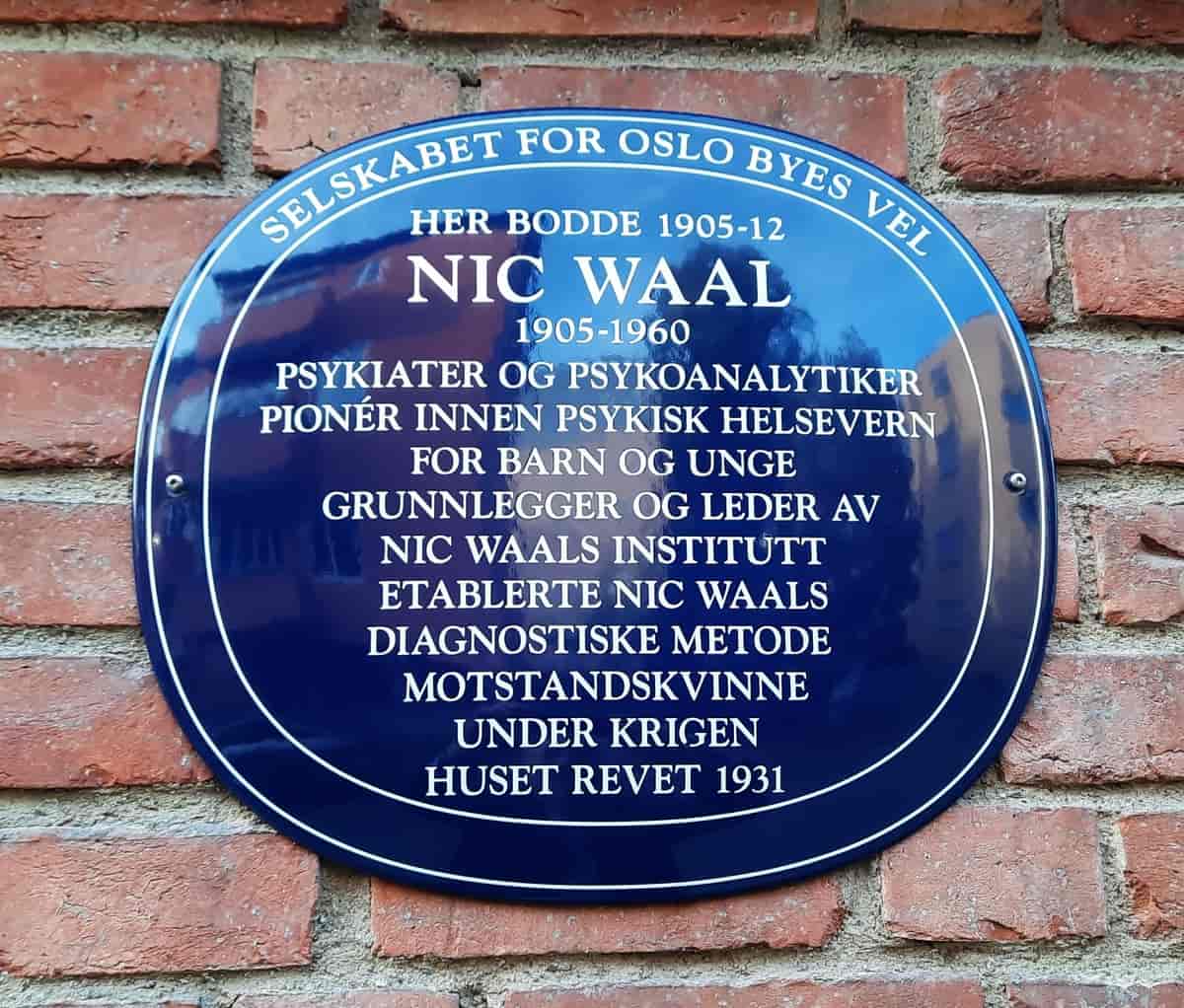 Skilt til minne om Nic Waal, der hennes barndomshjem lå på Majorstua, Oslo