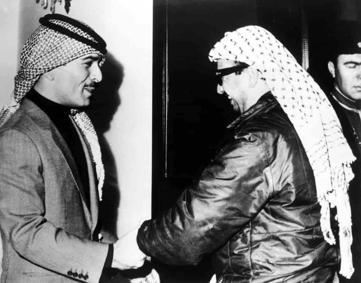 Foto av kong Hussein av Jordan og PLO-leder Yasser Arafat