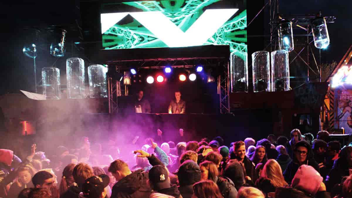 Russebuss med DJ-bod (2012)