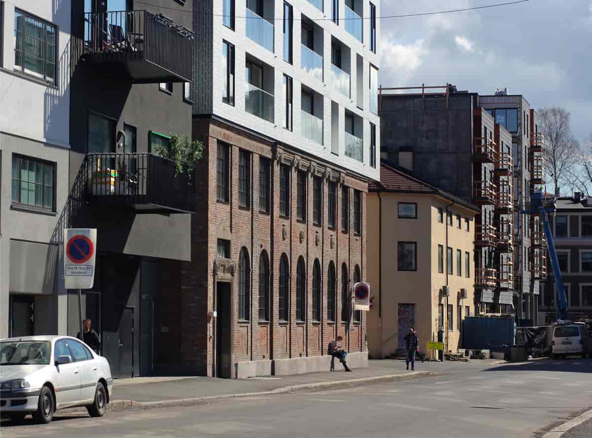Fabrikkfasaden i Malmøgata, Oslo, innbygd i boliger ca. 2016
