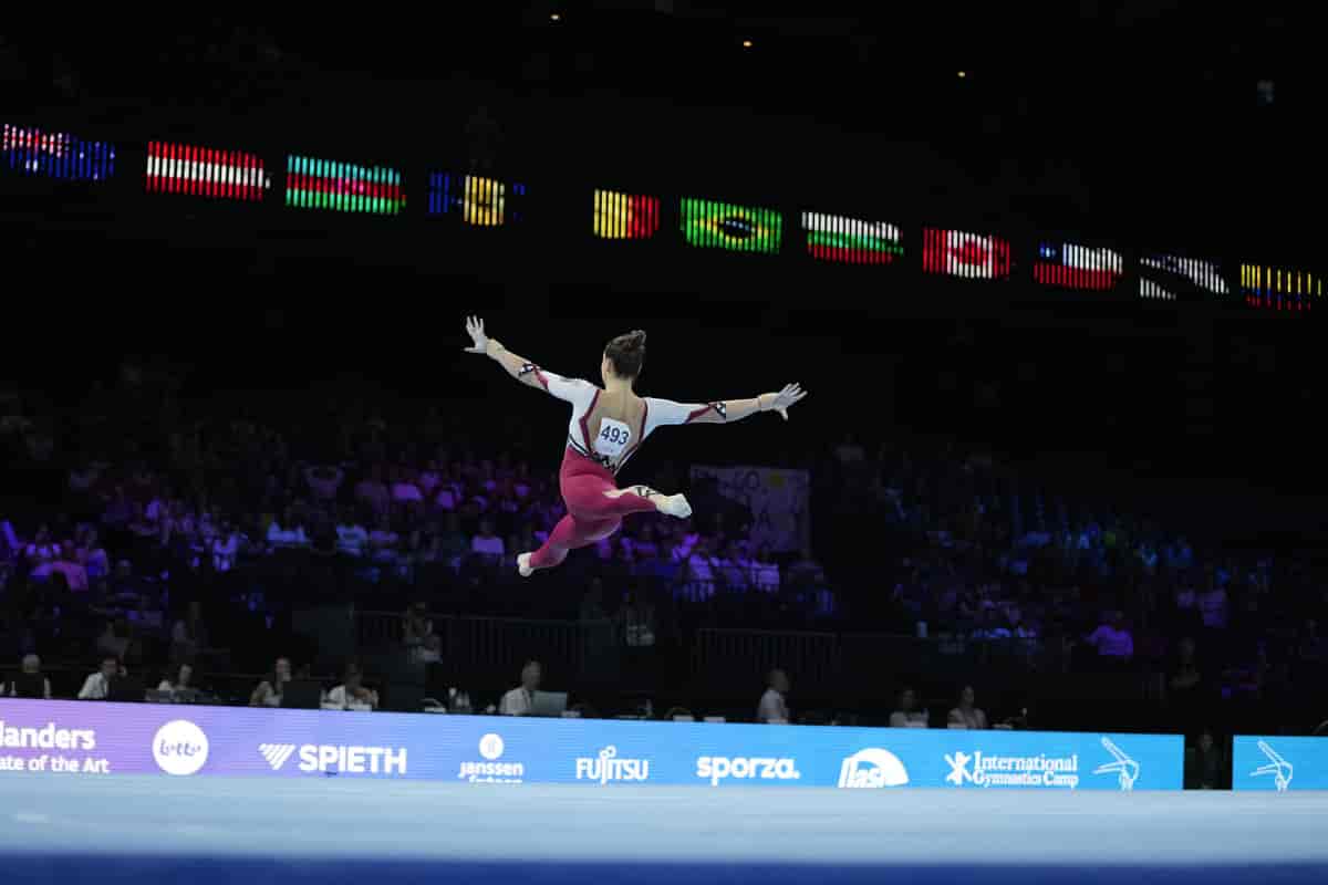 Foto av turner i et hopp høyt over gulvet. 