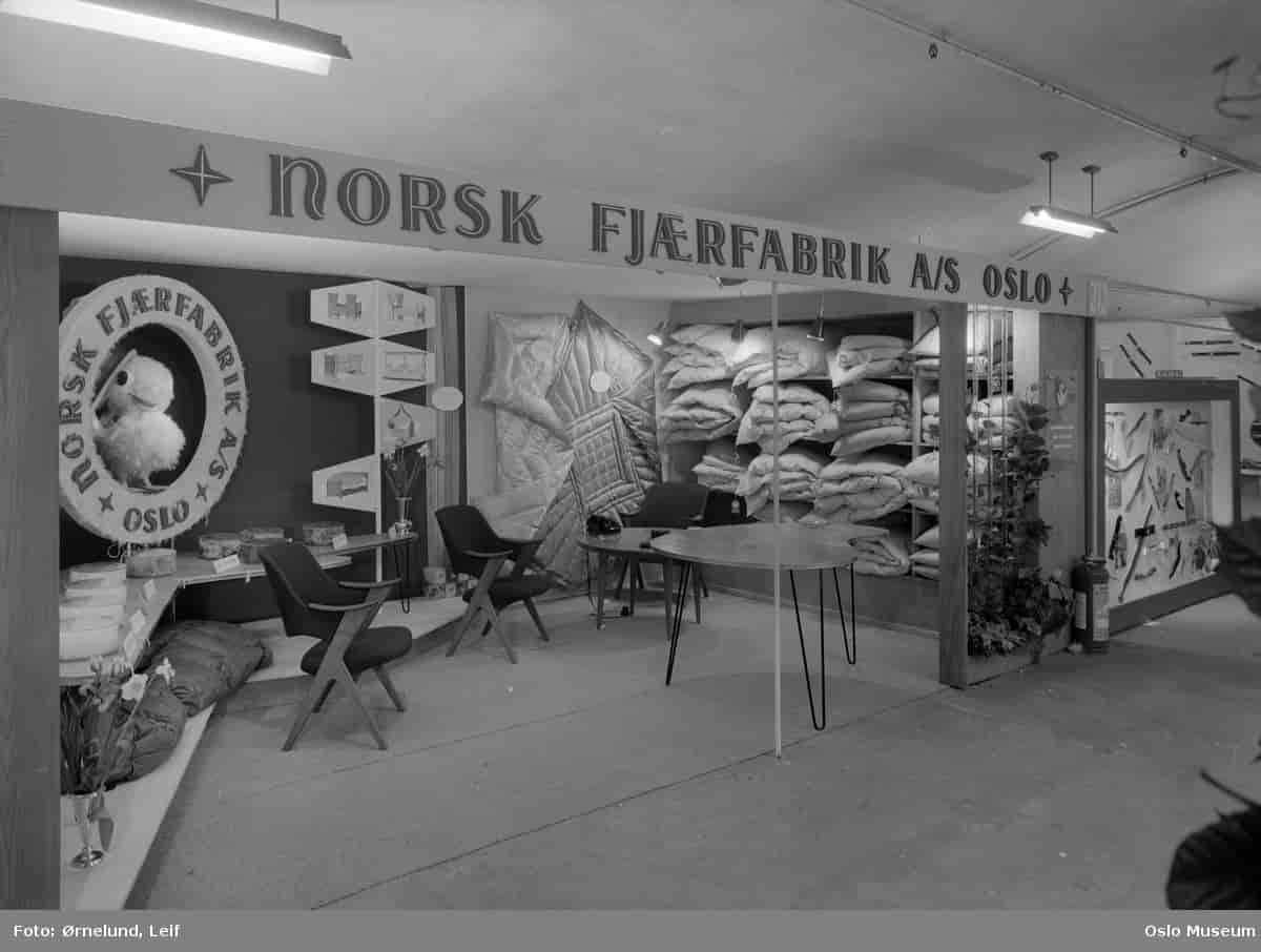Norsk Fjærfabrikk, stand under Tekstilmessen 1957