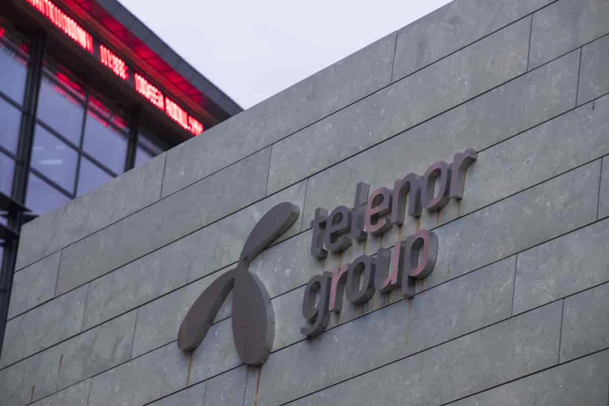 Veggen på hovudkontoret til Telenor, der det står Telenor Group.