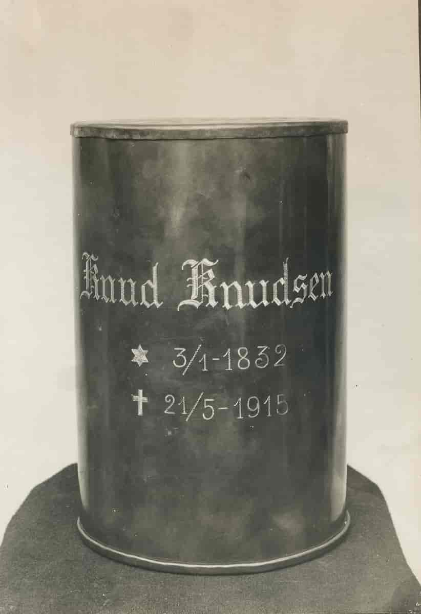 Urna etter fotografen Knud Knudsen