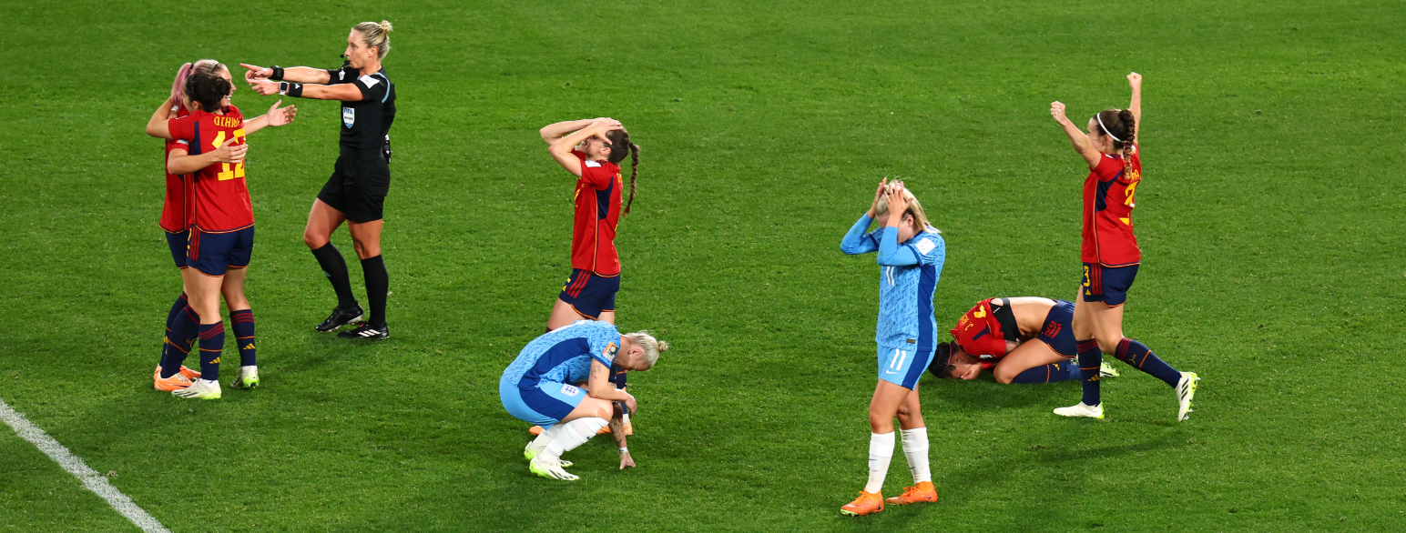En fotballkamp kan utløse mange følelser hos både publikum, men også hos spillerne. Her har Spania blitt verdensmestere i fotball for kvinner 2023, mot England i blått.